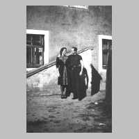 083-0013 Ernst und Lydia Gloede vor ihrem Haus im Jahre 1931.jpg